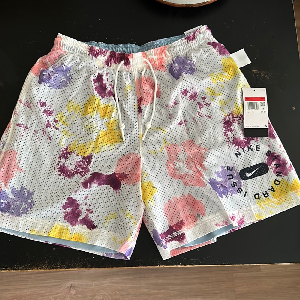 NIKE Men’s Loose Fit mid-thigh reversible shorts - size L